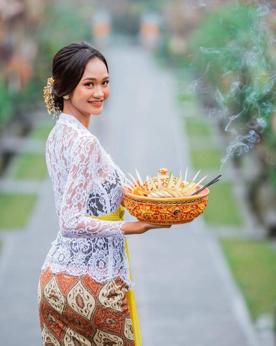 1. Sejarah dan makna payas alit Bali, 2. Perbedaan payas alit Bali dan lainnya, 3. Pakaian dan aksesori yang dikenakan untuk payas alit Bali, 4. Payas alit Bali dalam upacara adat, 5. Keunikan payas alit Bali