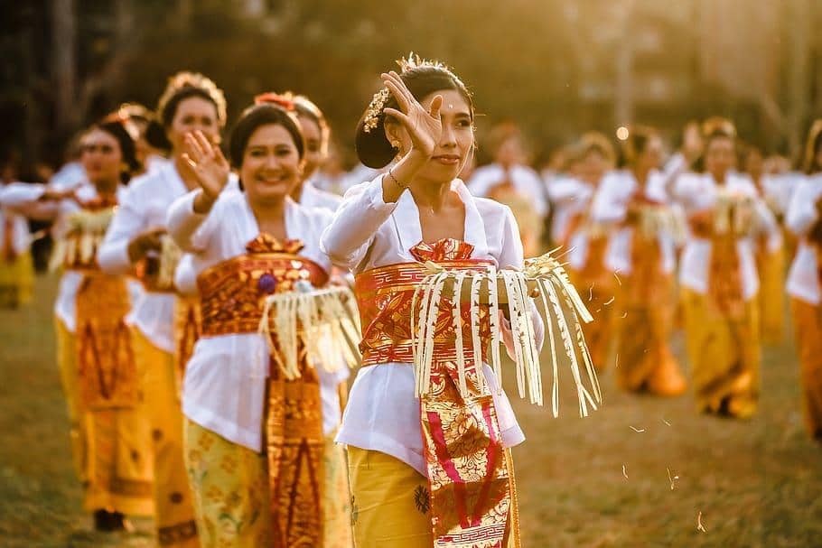 1. Sejarah dan makna payas alit Bali, 2. Perbedaan payas alit Bali dan lainnya, 3. Pakaian dan aksesori yang dikenakan untuk payas alit Bali, 4. Payas alit Bali dalam upacara adat, 5. Keunikan payas alit Bali