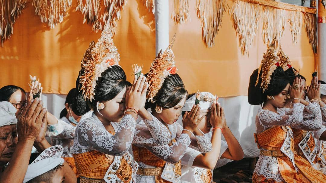 1. Sejarah dan makna payas alit Bali, 2. Perbedaan payas alit Bali dan lainnya, 3. Pakaian dan aksesori yang dikenakan untuk payas alit Bali, 4. Payas alit Bali dalam upacara adat, 5. Keunikan payas alit Bali