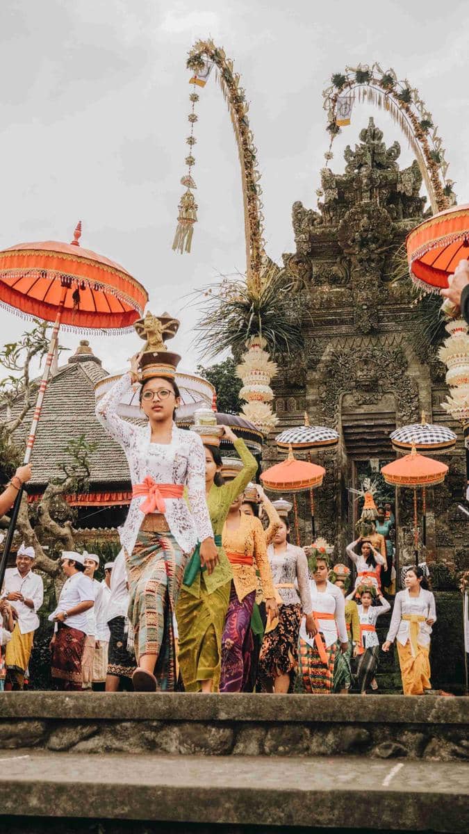 1. Sejarah dan makna payas alit Bali, 2. Perbedaan payas alit Bali dan lainnya, 3. Pakaian dan aksesori yang dikenakan untuk payas alit Bali, 4. Payas alit Bali dalam upacara adat, 5. Keunikan payas alit Bali