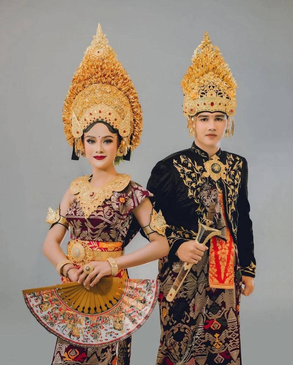 1. Sejarah dan makna payas alit Bali, 2. Perbedaan payas alit Bali dan lainnya, 3. Pakaian dan aksesori yang dikenakan untuk payas alit Bali, 4. Payas alit Bali dalam upacara adat, 5. Keunikan payas alit Bali