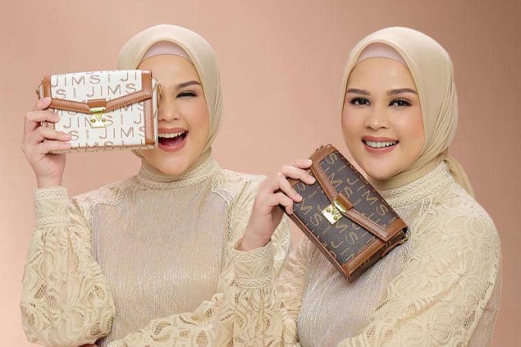 1. Didirikan tahun 2014, Jims Honey awalnya mengeluarkan produk dompet. Seiring waktu, Jims Honey pun berkembang menjadi menjual tas, jam tangan, dan sepatu dengan desain cantik dan harga yang affordable., 2. Hanny Zeng merupakan sosok dibalik brand asli asal Indonesia ini. Sebagai pendiri sekaligus owner, Hanny Zeng berhasil membuat Jims Honey tumbuh menjadi salah satu brand fashion yang sangat dikenal di Indonesia., 3. Tagline “You Deserve the Best” yang digunakan Jims Honey mencerminkan produk-produknya yang berkualitas tapi memiliki harga yang ramah di kantong. Kata siapa tuh, barang awet harus mahal?, 4. Berkat produk-produknya yang berkualitas, Jims Honey sudah bekerjasama dengan banyak artis Indonesia mengeluarkan produk kolaborasi, lho. Jims Honey bahkan jadi salah satu brand yang dipilih Aaliyah Massaid dan Thariq Halilintar untuk jadi vendor souvenir di pernikahan mewah mereka beberapa saat lalu., 5. Nggak cuma terkenal di Indonesia aja, Jims Honey sekarang udah go international, lho! Tahun 2024 ini, Jims Honey berkolaborasi dengan Testimo by Sari Batubara menunjukkan koleksinya di ajang Paris Front Row 2024. Keren banget, ya!