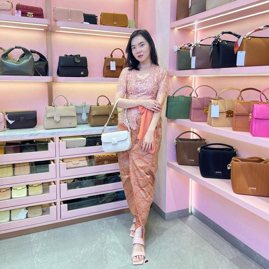 1. Didirikan tahun 2014, Jims Honey awalnya mengeluarkan produk dompet. Seiring waktu, Jims Honey pun berkembang menjadi menjual tas, jam tangan, dan sepatu dengan desain cantik dan harga yang affordable., 2. Hanny Zeng merupakan sosok dibalik brand asli asal Indonesia ini. Sebagai pendiri sekaligus owner, Hanny Zeng berhasil membuat Jims Honey tumbuh menjadi salah satu brand fashion yang sangat dikenal di Indonesia., 3. Tagline “You Deserve the Best” yang digunakan Jims Honey mencerminkan produk-produknya yang berkualitas tapi memiliki harga yang ramah di kantong. Kata siapa tuh, barang awet harus mahal?, 4. Berkat produk-produknya yang berkualitas, Jims Honey sudah bekerjasama dengan banyak artis Indonesia mengeluarkan produk kolaborasi, lho. Jims Honey bahkan jadi salah satu brand yang dipilih Aaliyah Massaid dan Thariq Halilintar untuk jadi vendor souvenir di pernikahan mewah mereka beberapa saat lalu., 5. Nggak cuma terkenal di Indonesia aja, Jims Honey sekarang udah go international, lho! Tahun 2024 ini, Jims Honey berkolaborasi dengan Testimo by Sari Batubara menunjukkan koleksinya di ajang Paris Front Row 2024. Keren banget, ya!