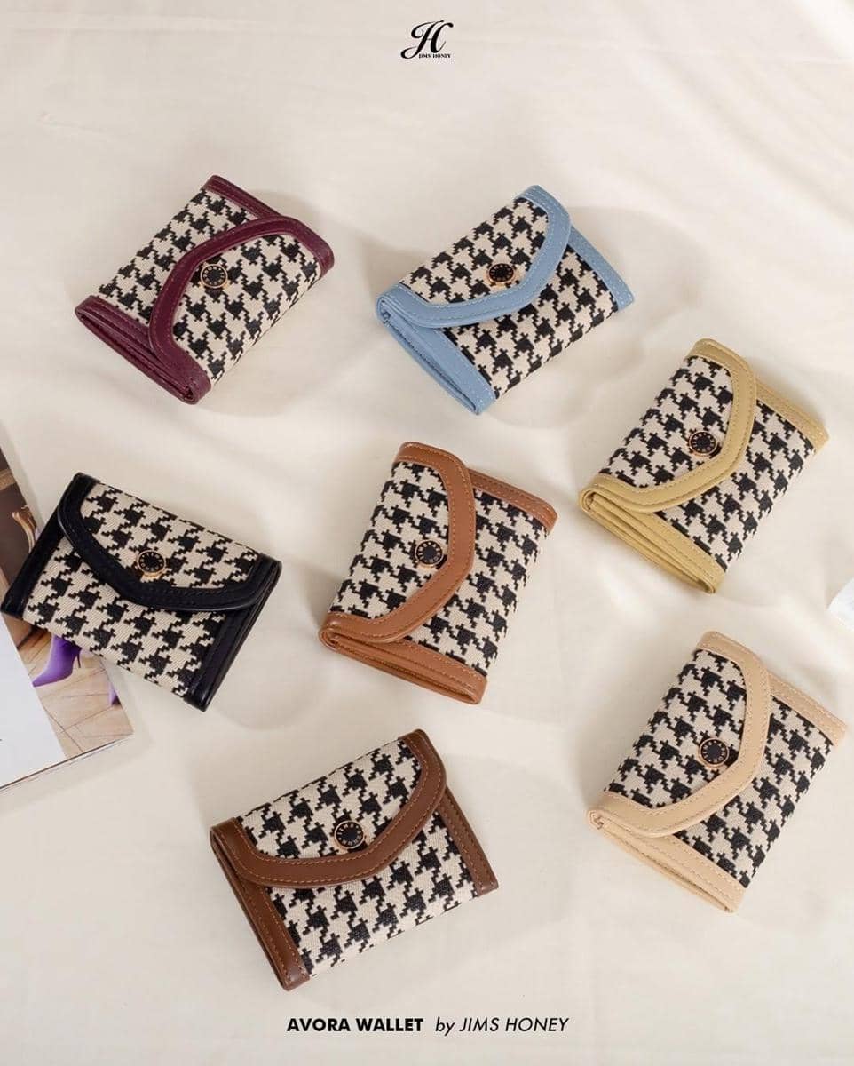 1. Didirikan tahun 2014, Jims Honey awalnya mengeluarkan produk dompet. Seiring waktu, Jims Honey pun berkembang menjadi menjual tas, jam tangan, dan sepatu dengan desain cantik dan harga yang affordable., 2. Hanny Zeng merupakan sosok dibalik brand asli asal Indonesia ini. Sebagai pendiri sekaligus owner, Hanny Zeng berhasil membuat Jims Honey tumbuh menjadi salah satu brand fashion yang sangat dikenal di Indonesia., 3. Tagline “You Deserve the Best” yang digunakan Jims Honey mencerminkan produk-produknya yang berkualitas tapi memiliki harga yang ramah di kantong. Kata siapa tuh, barang awet harus mahal?, 4. Berkat produk-produknya yang berkualitas, Jims Honey sudah bekerjasama dengan banyak artis Indonesia mengeluarkan produk kolaborasi, lho. Jims Honey bahkan jadi salah satu brand yang dipilih Aaliyah Massaid dan Thariq Halilintar untuk jadi vendor souvenir di pernikahan mewah mereka beberapa saat lalu., 5. Nggak cuma terkenal di Indonesia aja, Jims Honey sekarang udah go international, lho! Tahun 2024 ini, Jims Honey berkolaborasi dengan Testimo by Sari Batubara menunjukkan koleksinya di ajang Paris Front Row 2024. Keren banget, ya!