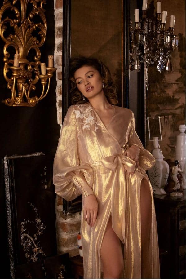 1. Desain Bridal Robe yang Elegan dan Feminin, 2. Memilih Warna Bridal Robe yang Tepat, 3. Personalisasi Bridal Robe dengan Bordir Nama atau Inisial, 4. Material Bridal Robe yang Nyaman dan Mewah, 5. Robe untuk Bridesmaid