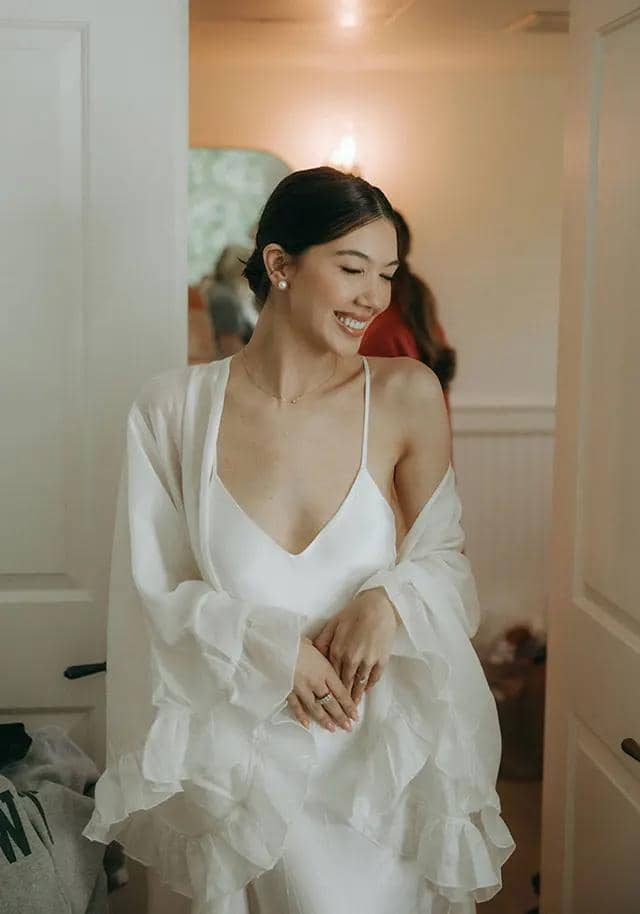 1. Desain Bridal Robe yang Elegan dan Feminin, 2. Memilih Warna Bridal Robe yang Tepat, 3. Personalisasi Bridal Robe dengan Bordir Nama atau Inisial, 4. Material Bridal Robe yang Nyaman dan Mewah, 5. Robe untuk Bridesmaid
