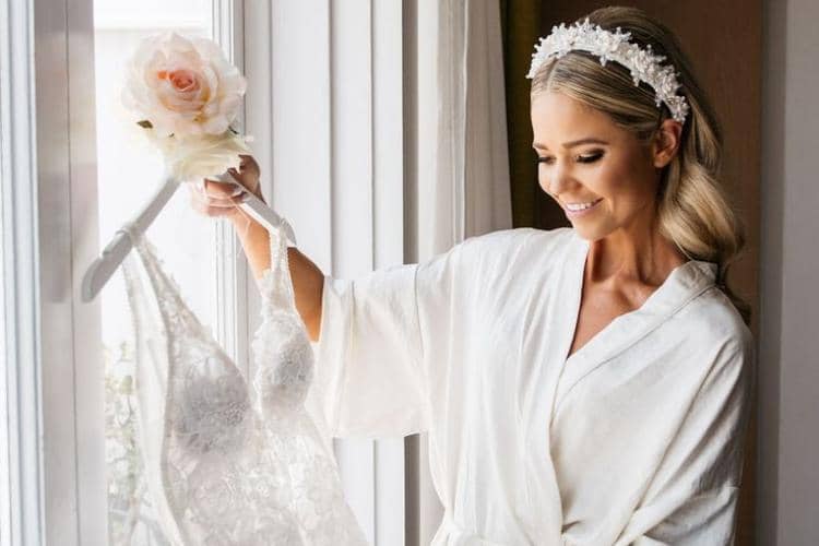 1. Desain Bridal Robe yang Elegan dan Feminin, 2. Memilih Warna Bridal Robe yang Tepat, 3. Personalisasi Bridal Robe dengan Bordir Nama atau Inisial, 4. Material Bridal Robe yang Nyaman dan Mewah, 5. Robe untuk Bridesmaid