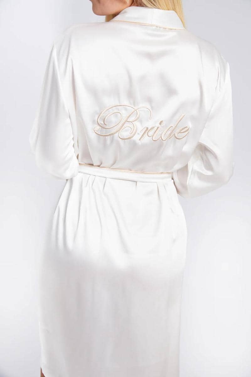 1. Desain Bridal Robe yang Elegan dan Feminin, 2. Memilih Warna Bridal Robe yang Tepat, 3. Personalisasi Bridal Robe dengan Bordir Nama atau Inisial, 4. Material Bridal Robe yang Nyaman dan Mewah, 5. Robe untuk Bridesmaid