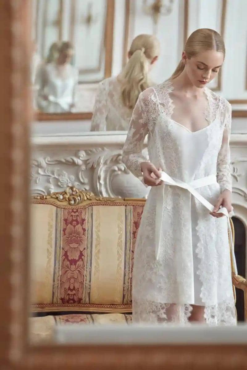 1. Desain Bridal Robe yang Elegan dan Feminin, 2. Memilih Warna Bridal Robe yang Tepat, 3. Personalisasi Bridal Robe dengan Bordir Nama atau Inisial, 4. Material Bridal Robe yang Nyaman dan Mewah, 5. Robe untuk Bridesmaid