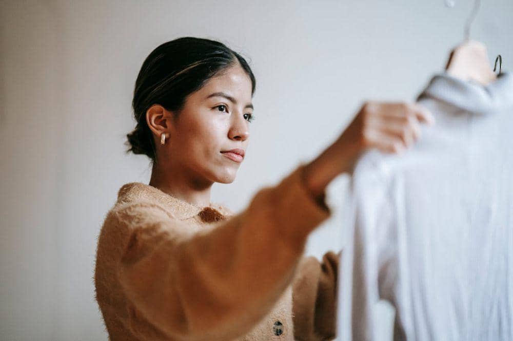 Ilustrasi bosan dengan baju, 1. Apa itu three outfit rule?, 2. Three outfit rule membuat gaya lebih praktis, 3. Trik menerapkan three outfit rule, 4. Kelebihan three outfit rule , 5. Kekurangan three outfit rule