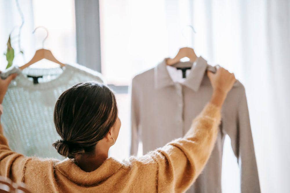 ilustrasi memilih baju untukthree outfit rule, 1. Apa itu three outfit rule?, 2. Three outfit rule membuat gaya lebih praktis, 3. Trik menerapkan three outfit rule, 4. Kelebihan three outfit rule , 5. Kekurangan three outfit rule