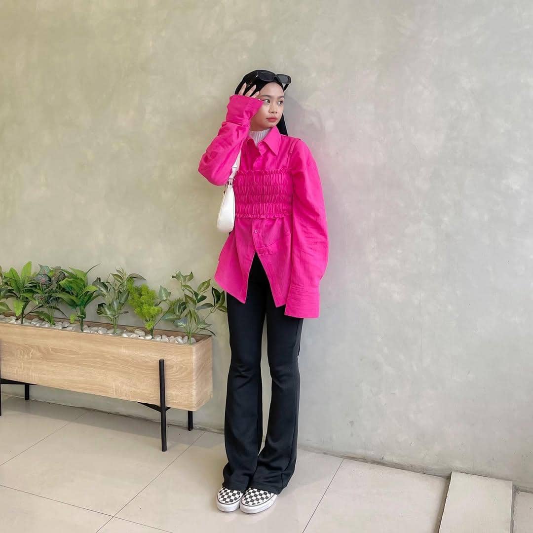 1. Kombinasikan dengan warna netral, 2. Tampilan serba pink dengan dua shade berbeda, 3. Tampil quirky dengan potongan baju unik, 4. Padukan dengan warna putih untuk kesan feminin, 5. Sentuhan playful warna pink fanta di tampilan kasual