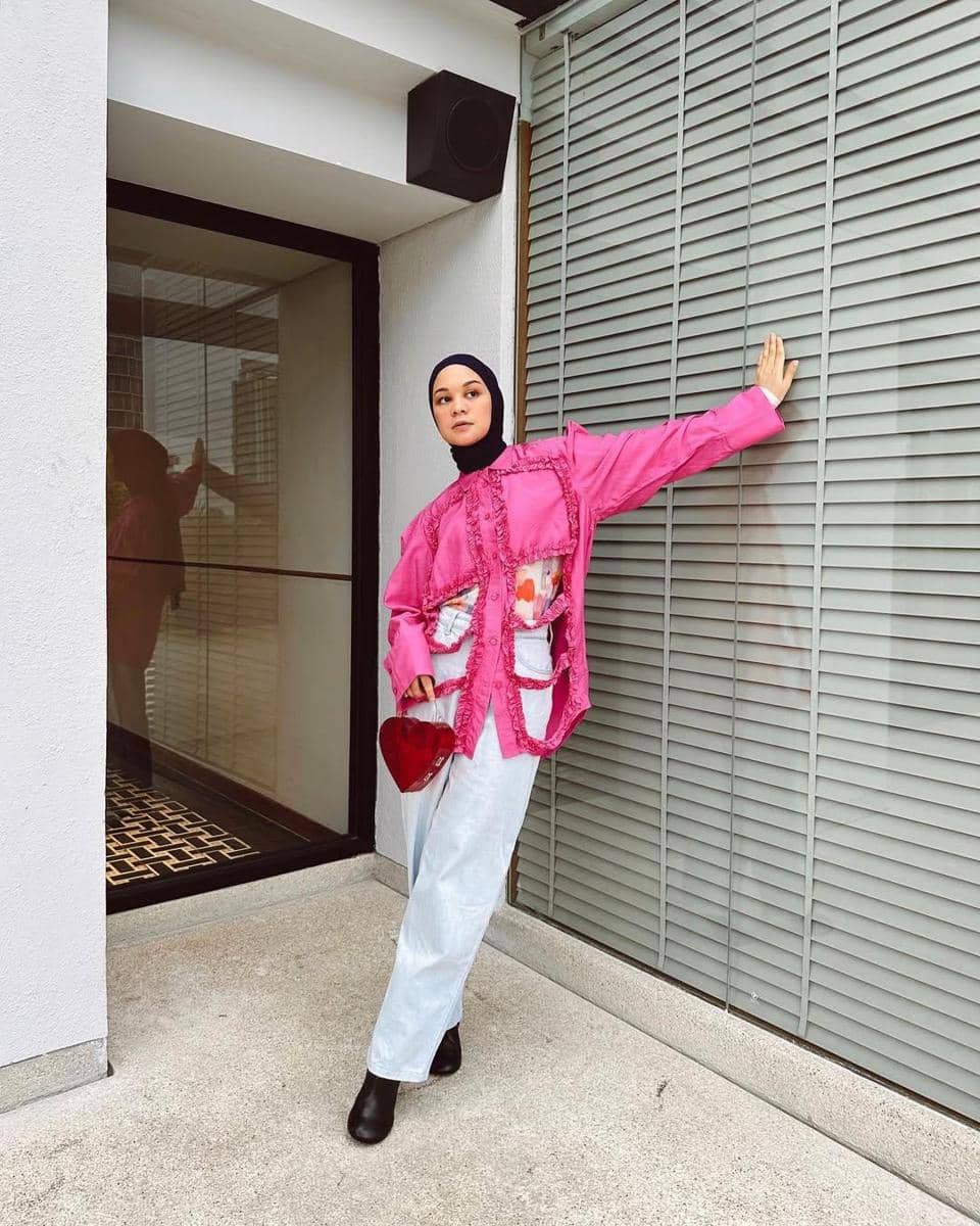 1. Kombinasikan dengan warna netral, 2. Tampilan serba pink dengan dua shade berbeda, 3. Tampil quirky dengan potongan baju unik, 4. Padukan dengan warna putih untuk kesan feminin, 5. Sentuhan playful warna pink fanta di tampilan kasual