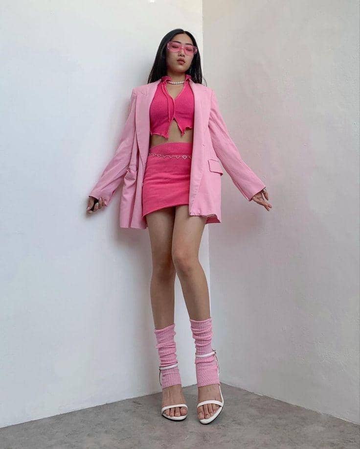 1. Kombinasikan dengan warna netral, 2. Tampilan serba pink dengan dua shade berbeda, 3. Tampil quirky dengan potongan baju unik, 4. Padukan dengan warna putih untuk kesan feminin, 5. Sentuhan playful warna pink fanta di tampilan kasual
