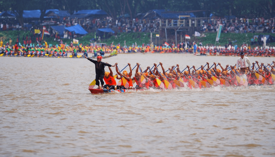 Potret Festival Pacu Jalur Tradisional di Kabupaten Kuantan Sengingi, Riau (Dok. Kementerian Pariwisara RI), 1. Pakaian Adat Kabupaten Kuantan Singingi, 2. Asal-Usul Pakaian Adat Kabupaten Kuantan Singingi, 3. Makna Filosofis Pakaian Tradisional Kabupaten Kuantan Singingi , 4. Pacu Jalur Tradisi Lomba Kapal di Riau, 5. Penari Cilik yang Viral karena Aura Framing