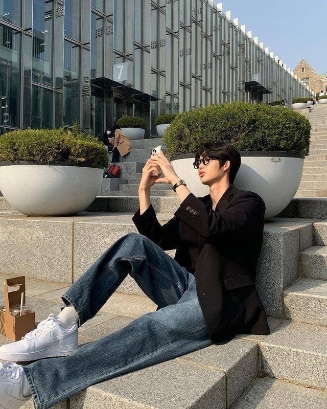 pinterest.com, 1. Setelan Jas dengan Kemeja Putih, 2. Smart Casual dengan Blazer dan Celana Jeans, 3. Kemeja Lengan Panjang dan Celana Kain, 4. Casual dengan Polo Shirt dan Celana Chino, 5. Kemeja Lengan Pendek dan Celana Kain