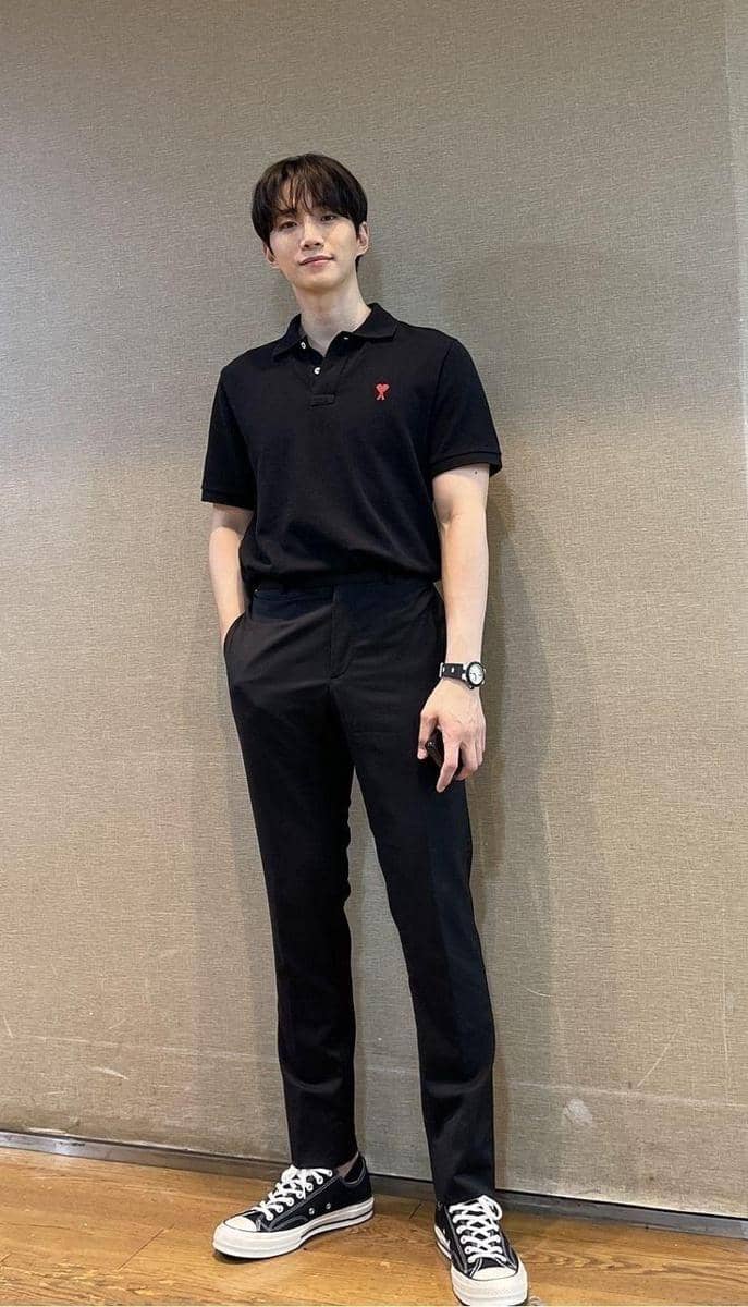 pinterest.com, 1. Setelan Jas dengan Kemeja Putih, 2. Smart Casual dengan Blazer dan Celana Jeans, 3. Kemeja Lengan Panjang dan Celana Kain, 4. Casual dengan Polo Shirt dan Celana Chino, 5. Kemeja Lengan Pendek dan Celana Kain