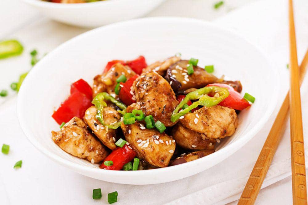 Ilustrasi ayam kecap (freepik.com/timolina), 1. Ayam kecap original, 2. Ayam kecap giling, 3. Ayam kecap pedas manis, 4. Semur ayam, 5. Resep ayam kecap saus tiram