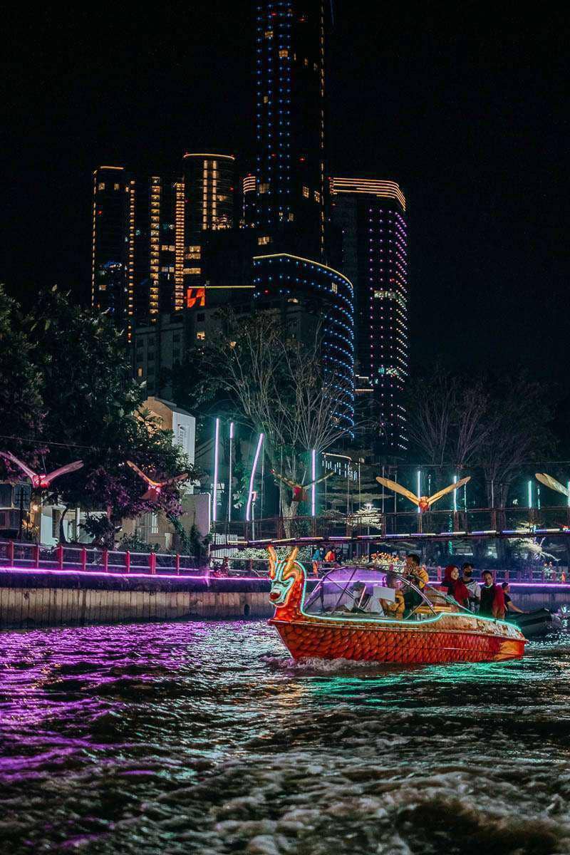 Wisata Perahu Kalimas (Pemerintah Kota Surabaya, 1. Atlantis Land Surabaya, 2. Kelenteng Sanggar Agung Kenjeran dan Pagoda Tian Ti, 3. Park Shanghai Pakuwon City Mall, 4. Surabaya North Quay, 5. Taman Bhinneka (Nusantara Creativity Center), 6. Taman Mozaik, 7. Wisata Perahu Kalimas
