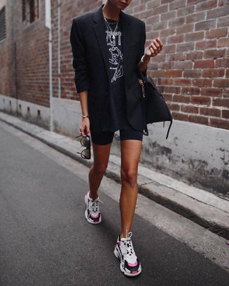pinterest.com, 1. Tampil Santai Pakai Legging Pendek dan Kaos, 2. Kombinasi Legging Pendek dan Blazer, 3. Gaya Sporty yang Chic Pakai Legging Pendek, 4. Athleisure yang Effortless Pakai Legging Pendek dan Sweater, 5. Edgy Pakai Legging Pendek dan Jaket Denim