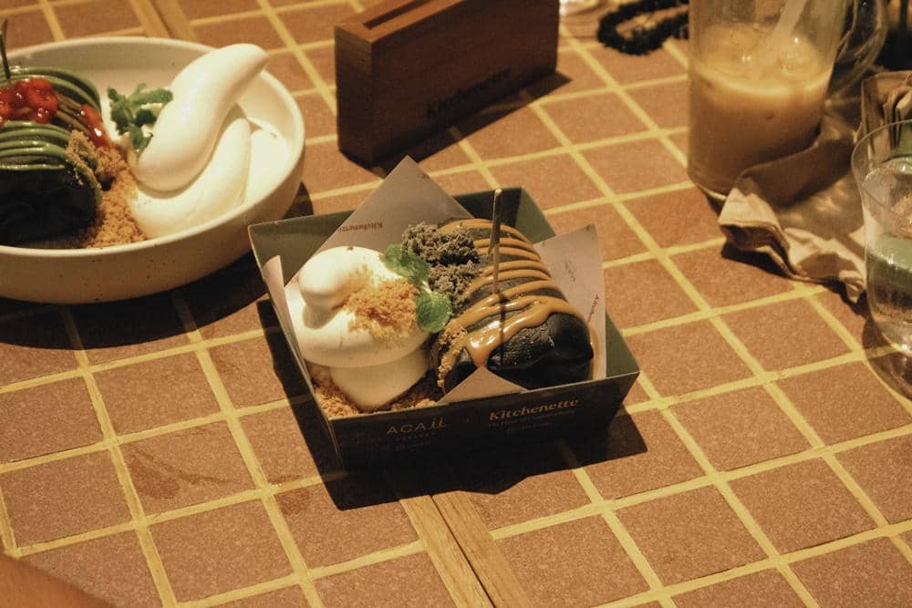 Black Pillow Crepes Series - Kitchenette x Acaii (7).jpg, Ketika dua kelezatan berpadu menjadi satu kudapan yang tak terlupakan, 1. Black Sesame Kunafa Crêpes, 2. Matcha Strawberry Crêpes, Harga dan lokasi yang menyajikan Black Pillow Crêpes Series 