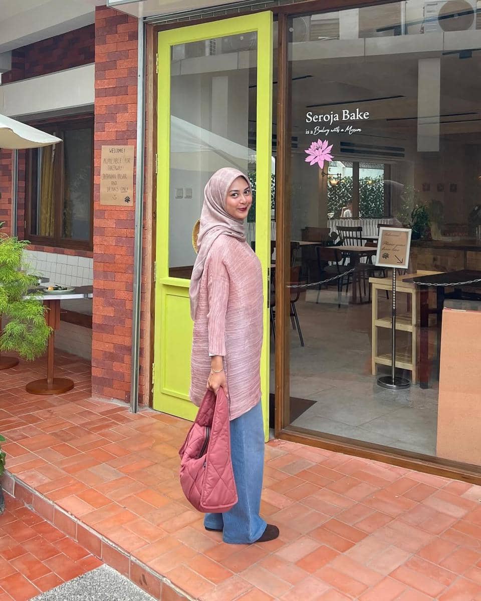 instagram.com/diantyy.a, 1. Celana Hitam Longgar, 2. Rok Plisket Putih, 3. Bawahan Warna Pink, 4. Rok Span Warna Nude, 5. Celana Denim Warna Biru