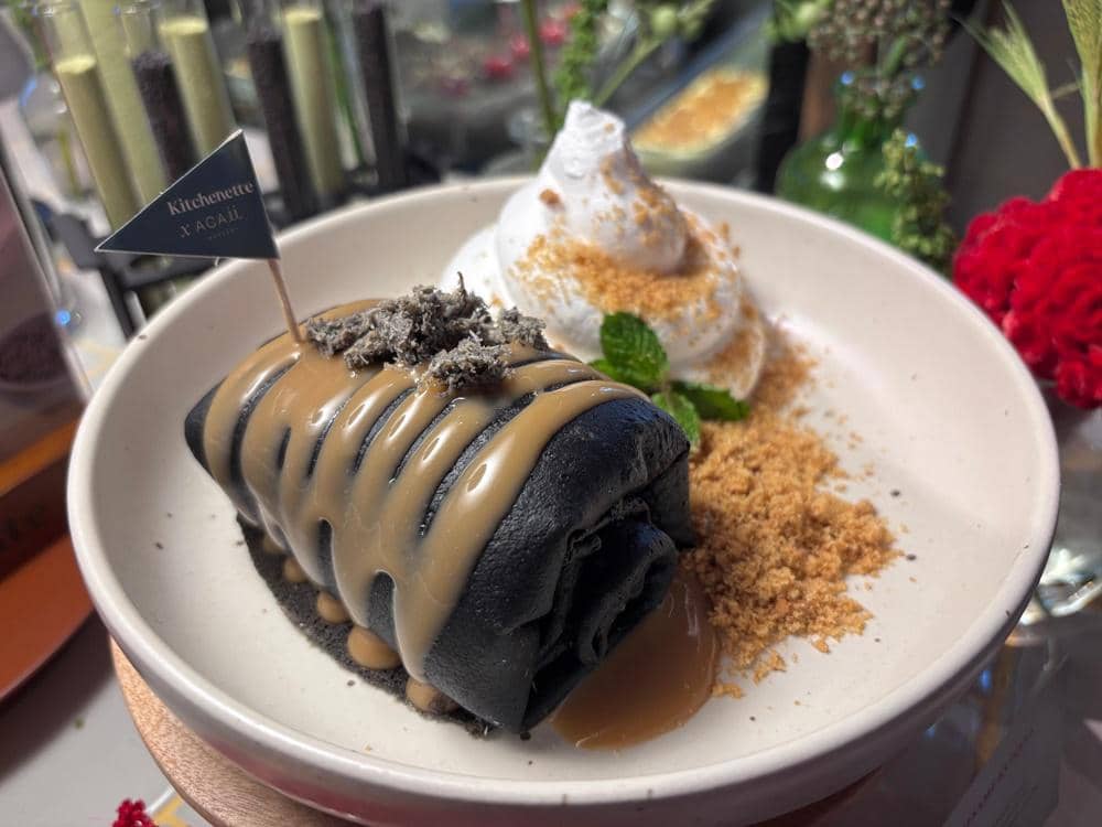 Crepes Series 1.jpeg, Ketika dua kelezatan berpadu menjadi satu kudapan yang tak terlupakan, 1. Black Sesame Kunafa Crêpes, 2. Matcha Strawberry Crêpes, Harga dan lokasi yang menyajikan Black Pillow Crêpes Series 