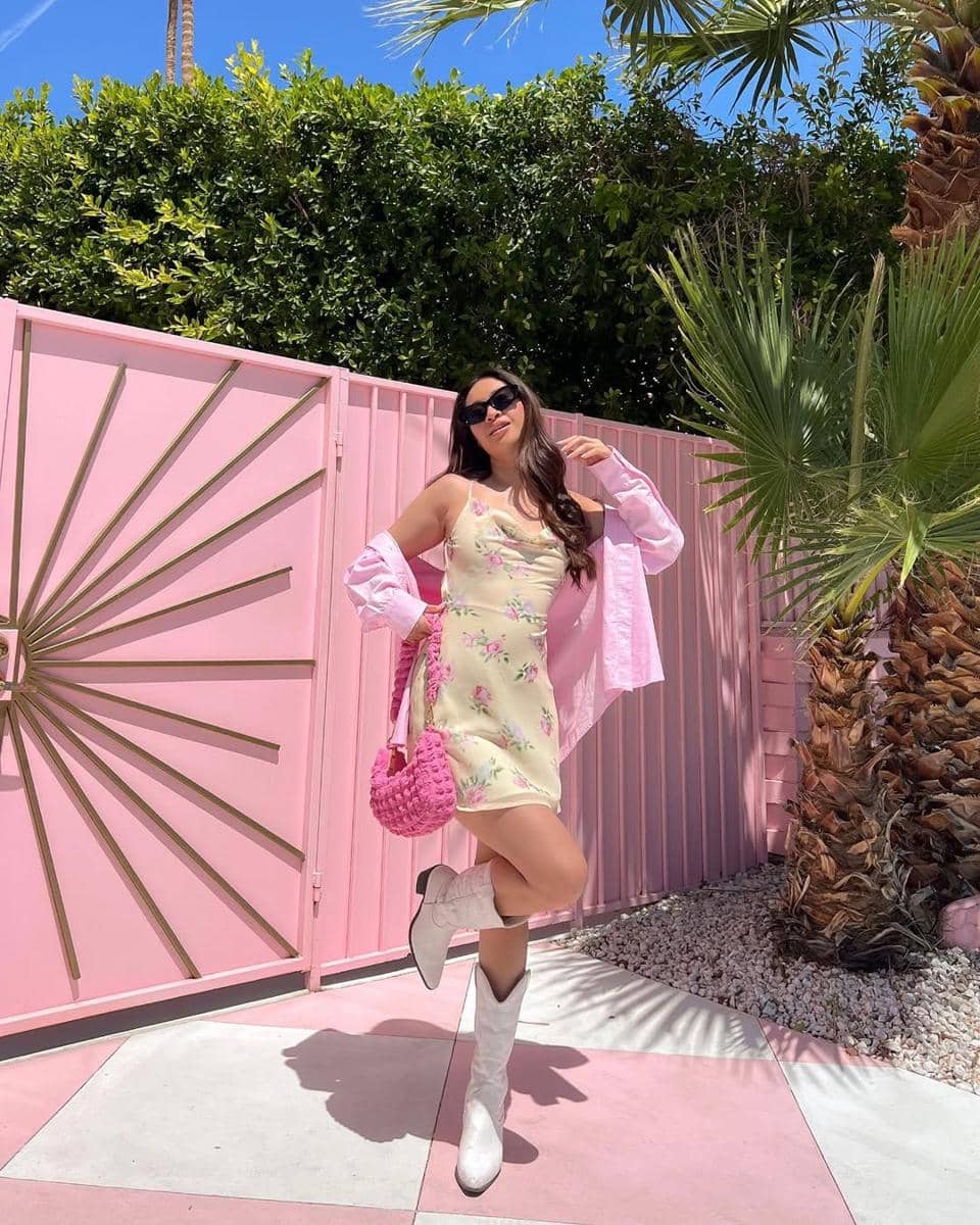 instagram.com:michelechung_.jpg, 1. Tampil manis dengan blus floral pastel pink, 2. Look super girly dengan sweater pastel pink detail bunga, 3. Nyaman dengan cable knit warna pastel pink, 4. Gaya kasual dengan kaos stripe putih-pastel pink, 5. Kombinasi seru warna butter yellow dan pastel pink