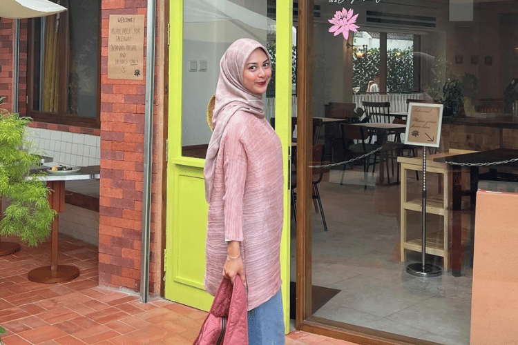 instagram.com/diantyy.a, 1. Celana Hitam Longgar, 2. Rok Plisket Putih, 3. Bawahan Warna Pink, 4. Rok Span Warna Nude, 5. Celana Denim Warna Biru