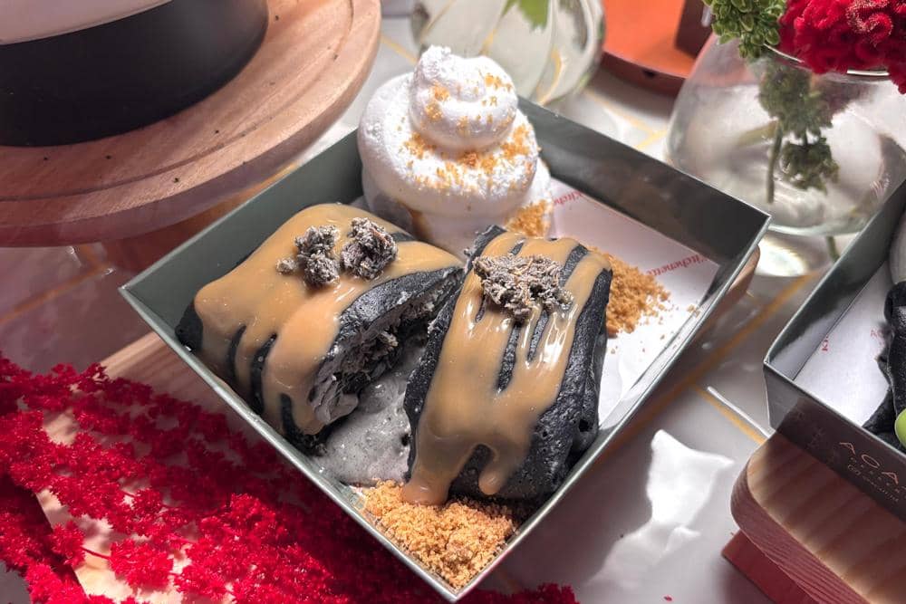 Kitchenette 2.jpeg, Ketika dua kelezatan berpadu menjadi satu kudapan yang tak terlupakan, 1. Black Sesame Kunafa Crêpes, 2. Matcha Strawberry Crêpes, Harga dan lokasi yang menyajikan Black Pillow Crêpes Series 
