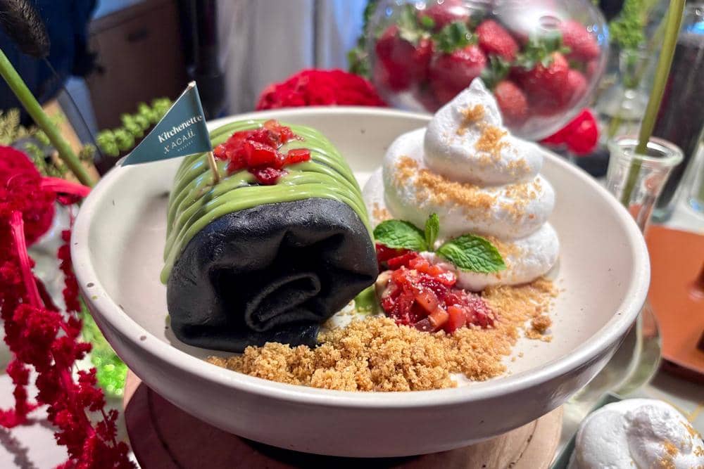 Kitchenette 1.jpeg, Ketika dua kelezatan berpadu menjadi satu kudapan yang tak terlupakan, 1. Black Sesame Kunafa Crêpes, 2. Matcha Strawberry Crêpes, Harga dan lokasi yang menyajikan Black Pillow Crêpes Series 