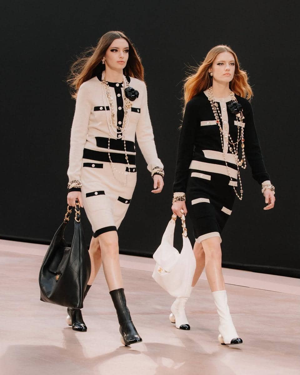 instagram.com:chanelofficial.jpg, 1. Piramida Luxury Brand, 2. Level 1: Entry Level atau Accessible Luxury, 2. Level 2: Intermediate atau Aspirational Luxury, 4. Berbagai kategori kemewahan di ‘Intermediate Luxury’, 5. Level 3: Supreme Luxury
