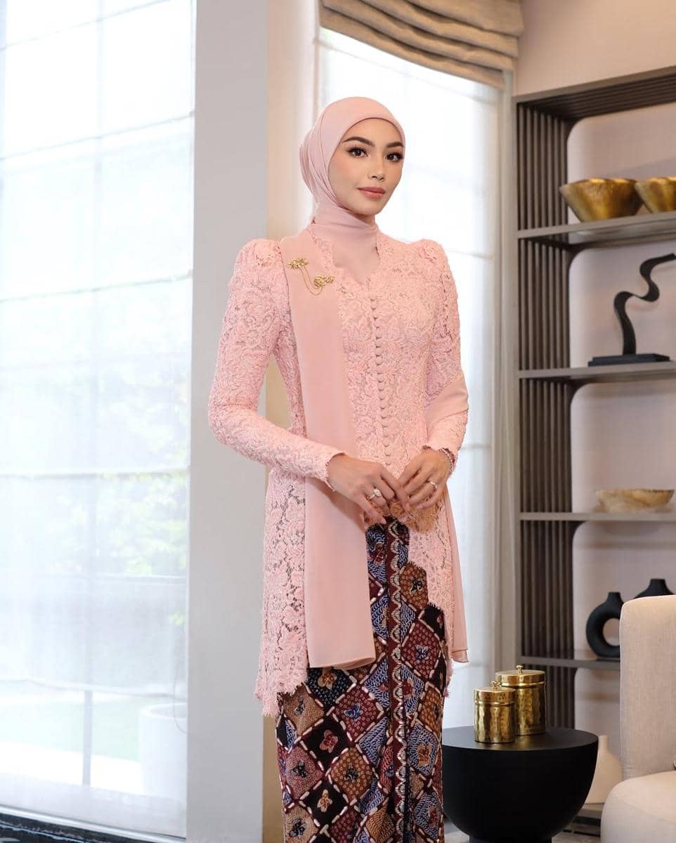 instagram.com:milkanisa.jpg, 1. Kombinasi kebaya warna peach dan pink pastel, 2. Kebaya warna peach simpel, 3. Tampil serasi dengan kebaya warna peach modern dan kain songket, 4. Kebaya peranakan warna peach, 5. Gaya manis dengan kebaya warna peach dan selendang warna sama