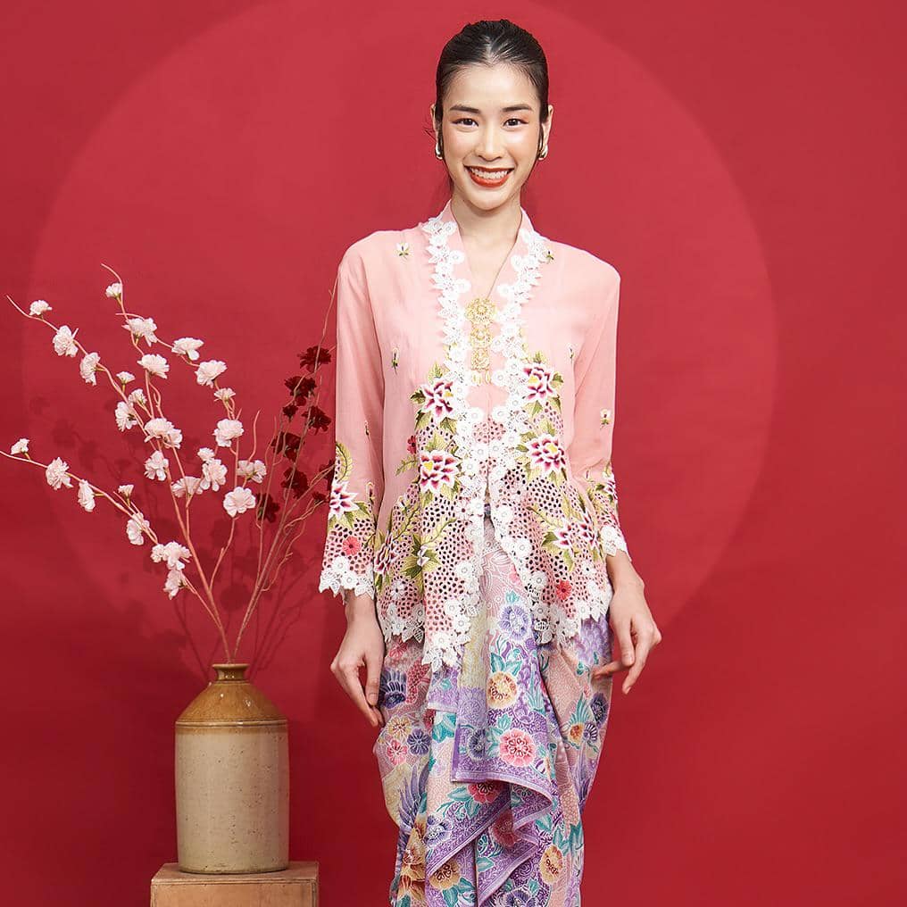 instagram.com:zaali.official.jpg, 1. Kombinasi kebaya warna peach dan pink pastel, 2. Kebaya warna peach simpel, 3. Tampil serasi dengan kebaya warna peach modern dan kain songket, 4. Kebaya peranakan warna peach, 5. Gaya manis dengan kebaya warna peach dan selendang warna sama