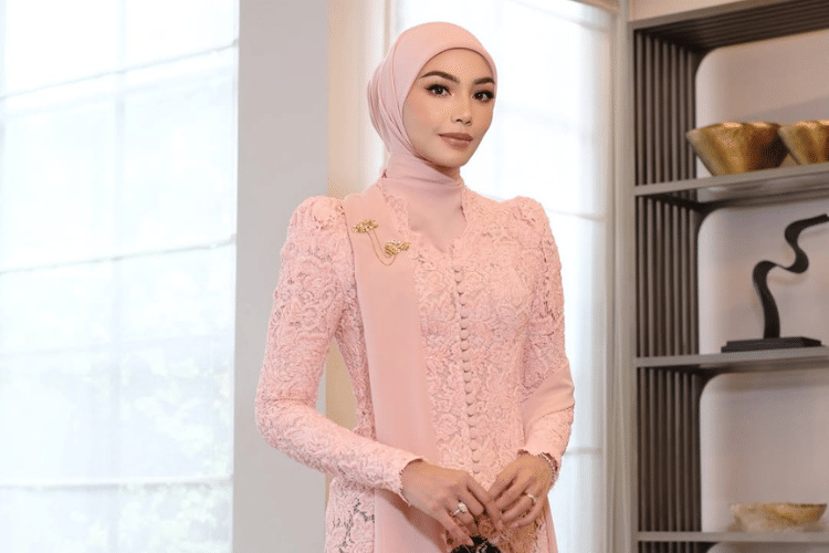 Cover Kebaya Peach - instagram.commilkanisa.png, 1. Kombinasi kebaya warna peach dan pink pastel, 2. Kebaya warna peach simpel, 3. Tampil serasi dengan kebaya warna peach modern dan kain songket, 4. Kebaya peranakan warna peach, 5. Gaya manis dengan kebaya warna peach dan selendang warna sama