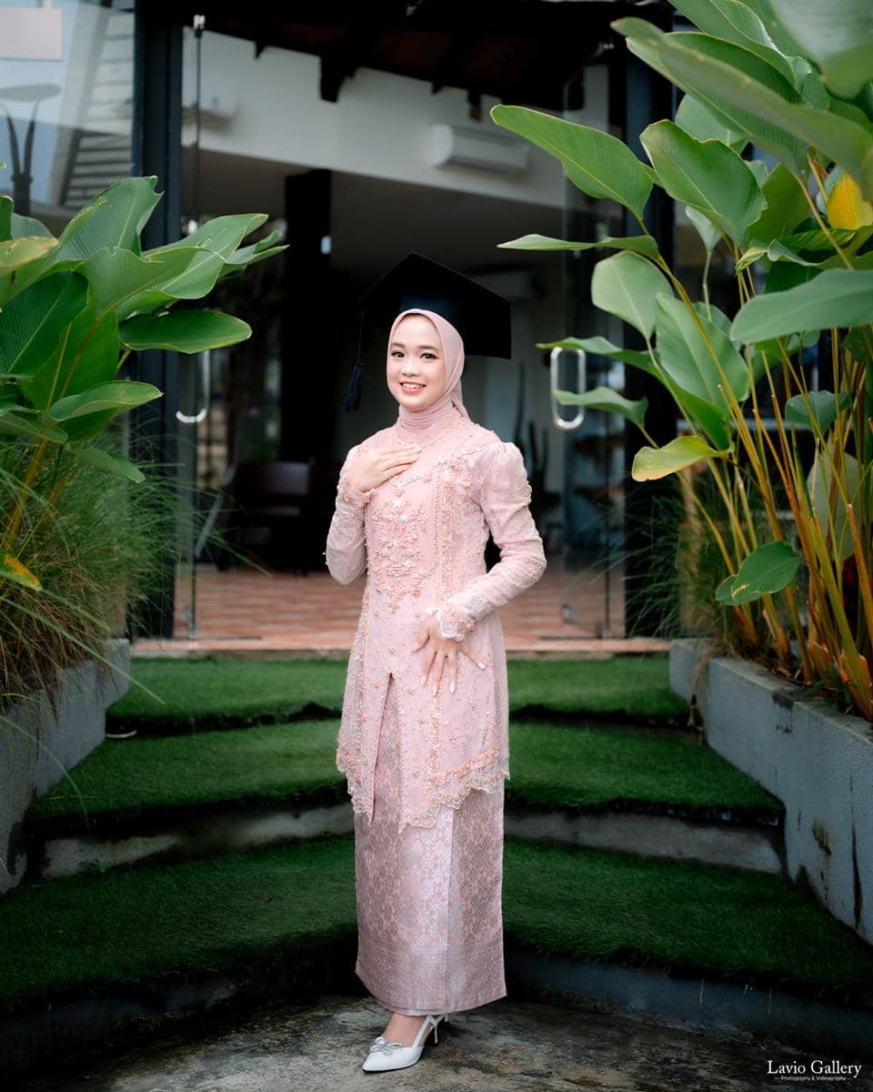 instagram.com:lavio.gallery.jpg, 1. Kombinasi kebaya warna peach dan pink pastel, 2. Kebaya warna peach simpel, 3. Tampil serasi dengan kebaya warna peach modern dan kain songket, 4. Kebaya peranakan warna peach, 5. Gaya manis dengan kebaya warna peach dan selendang warna sama