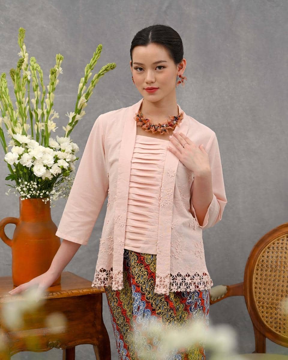 instagram.com:nonararabatik.jpg, 1. Kombinasi kebaya warna peach dan pink pastel, 2. Kebaya warna peach simpel, 3. Tampil serasi dengan kebaya warna peach modern dan kain songket, 4. Kebaya peranakan warna peach, 5. Gaya manis dengan kebaya warna peach dan selendang warna sama