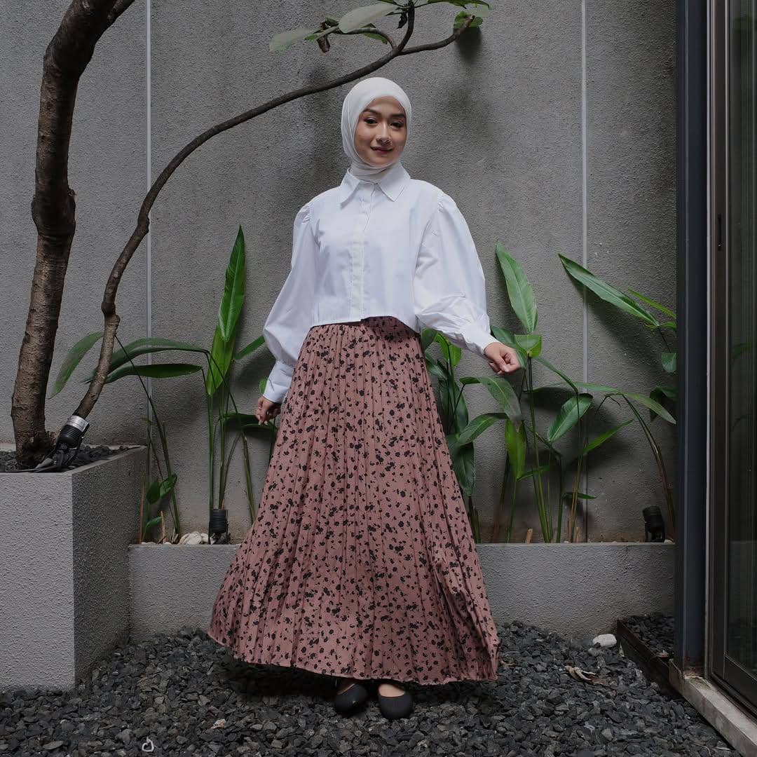 instagram.com:oclo.official2.jpg, 1. Blus Kerut, 2. Kemeja Oversized, 3. Kemeja Cropped, 4. Kemeja, 5. Knit Cardigan