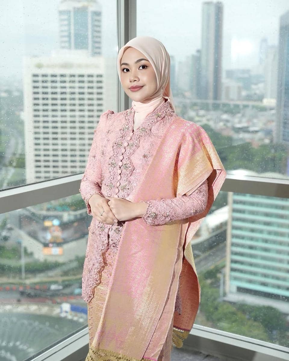 instagram.com:hafizharahmadhani.jpg, 1. Kombinasi kebaya warna peach dan pink pastel, 2. Kebaya warna peach simpel, 3. Tampil serasi dengan kebaya warna peach modern dan kain songket, 4. Kebaya peranakan warna peach, 5. Gaya manis dengan kebaya warna peach dan selendang warna sama