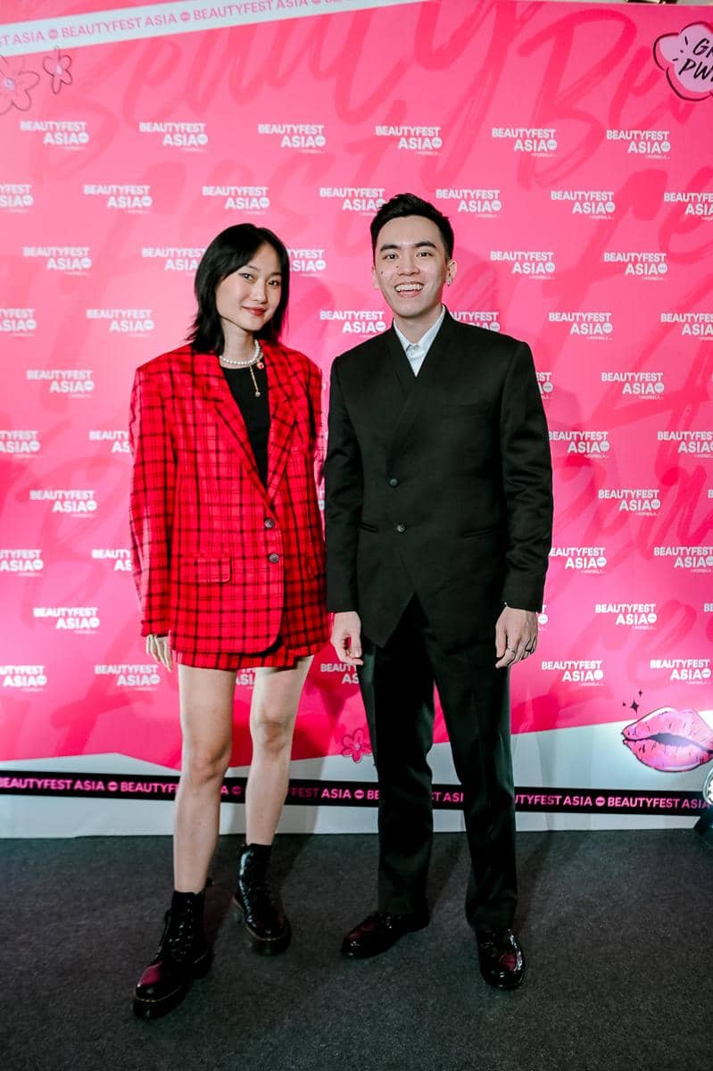 FZL_0033.jpg, 1. Sabrina Chairunnisa tampil bak princess dengan mengenakan Matelassé Dotted dress berwarna soft pink untuk menerima penghargaan sebagai Breakout Creator of The Year 2025, 2. Widika Sidmore tampil stunning dengan atasan V-Neck berbahan Organza Slik berwana hitam, 3. Rangga Yusuf tampil stylish mengenakan setelan pinstripe suite untuk menerima penghargaan sebagai Hair Stylist of the Year, 4. Bernadya sukses tampil di BeautyFest Asia Jakarta 2025 dengan outfit serba hitam berhiaskan rhinstone button ada floral patch berwarna putih, 5. Ayu Gani dan Rey Nathanael kompak kenakan setelan jas. Bedanya, Ayu Gani mengenakan Tartan Skirt Duit berwarna merah, sedangkan Rey tampil plain dengan setelan jas hitamnya