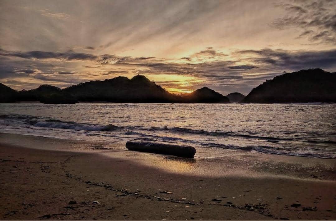 Pantai Teluk Asmara, 1. Lokasi dan rute ke Pantai Teluk Asmara, 2. Jam buka dan harga tiket masuk Pantai Teluk Asmara, 3. Daya tarik Pantai Teluk Asmara, 4. Fasilitas di Pantai Teluk Asmara