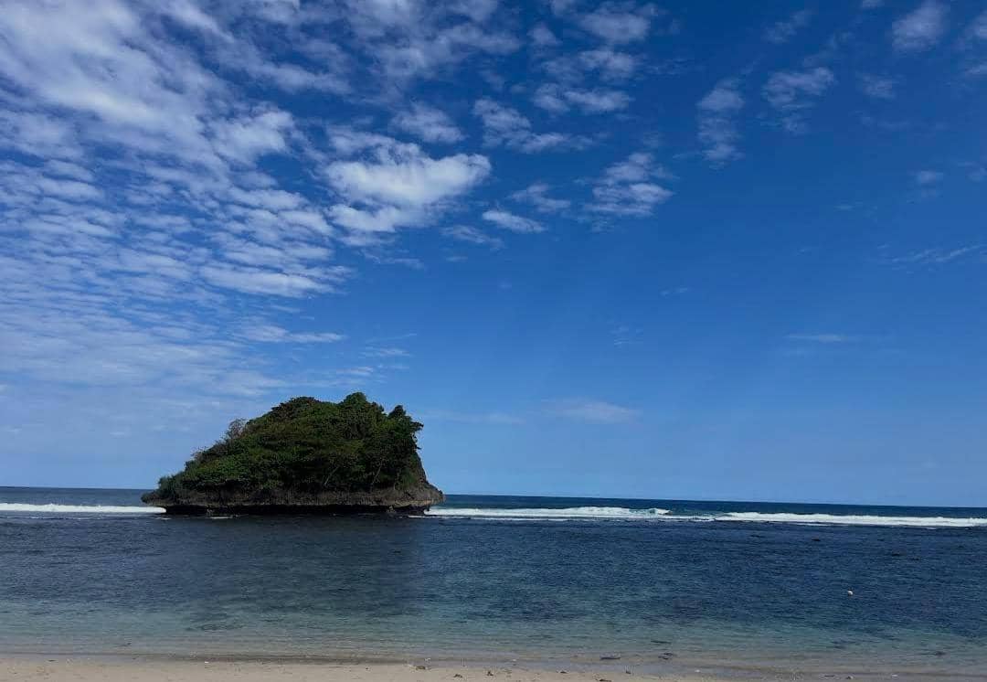 Pantai Teluk Asmara, 1. Lokasi dan rute ke Pantai Teluk Asmara, 2. Jam buka dan harga tiket masuk Pantai Teluk Asmara, 3. Daya tarik Pantai Teluk Asmara, 4. Fasilitas di Pantai Teluk Asmara