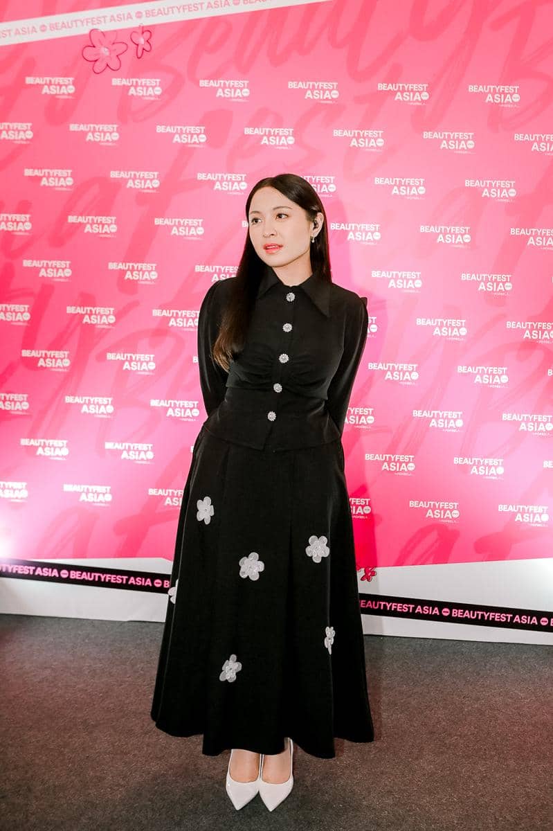 FZL_0374.jpg, 1. Sabrina Chairunnisa tampil bak princess dengan mengenakan Matelassé Dotted dress berwarna soft pink untuk menerima penghargaan sebagai Breakout Creator of The Year 2025, 2. Widika Sidmore tampil stunning dengan atasan V-Neck berbahan Organza Slik berwana hitam, 3. Rangga Yusuf tampil stylish mengenakan setelan pinstripe suite untuk menerima penghargaan sebagai Hair Stylist of the Year, 4. Bernadya sukses tampil di BeautyFest Asia Jakarta 2025 dengan outfit serba hitam berhiaskan rhinstone button ada floral patch berwarna putih, 5. Ayu Gani dan Rey Nathanael kompak kenakan setelan jas. Bedanya, Ayu Gani mengenakan Tartan Skirt Duit berwarna merah, sedangkan Rey tampil plain dengan setelan jas hitamnya
