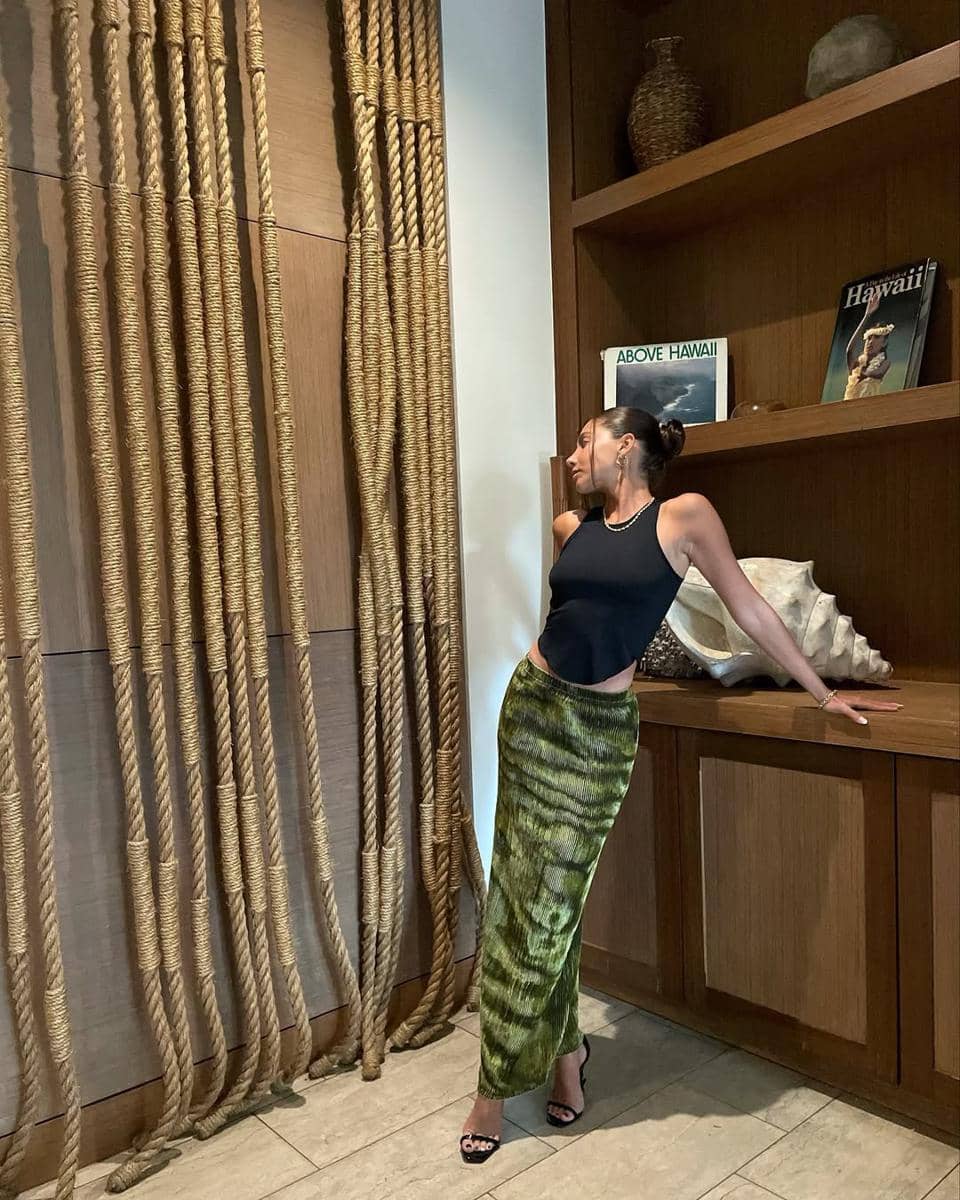 instagram.com:gabriellaraeg.jpg, 1. Rok span rajut hitam dan atasan putih, 2. Matching set rok span rajut dan atasan cream, 3. Rok span rajut hijau dan atasan hitam, 4. Rok span rajut orange dan atasan hijau, 5. Rok span rajut dan atasan ombré