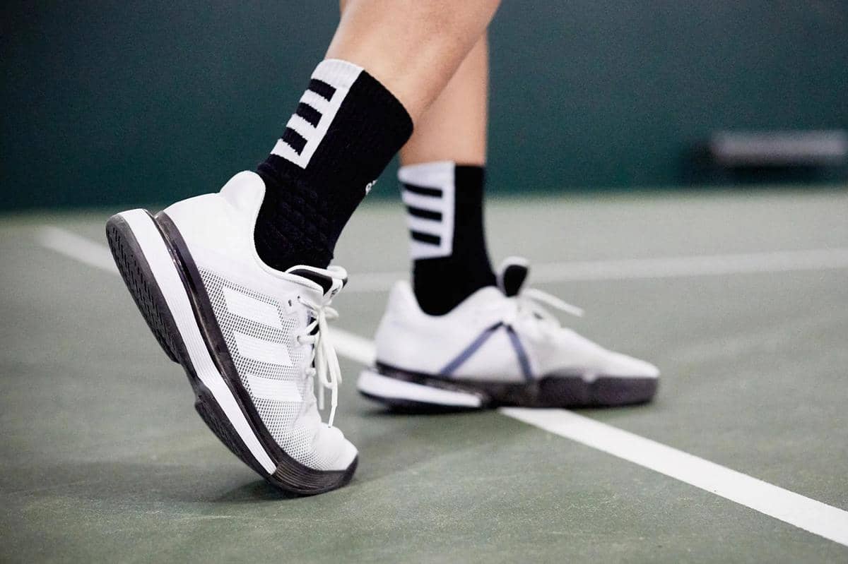 tennis-warehouse.com.jpg, 1. Pilih sol sepatu yang sesuai dengan jenis lapangan, 2. Pastikan sepatu berbobot ringan, 3. Cek bantalan midsole, 4. Perhatikan support di bagian ankle, 5. Pilih material upper yang breathable