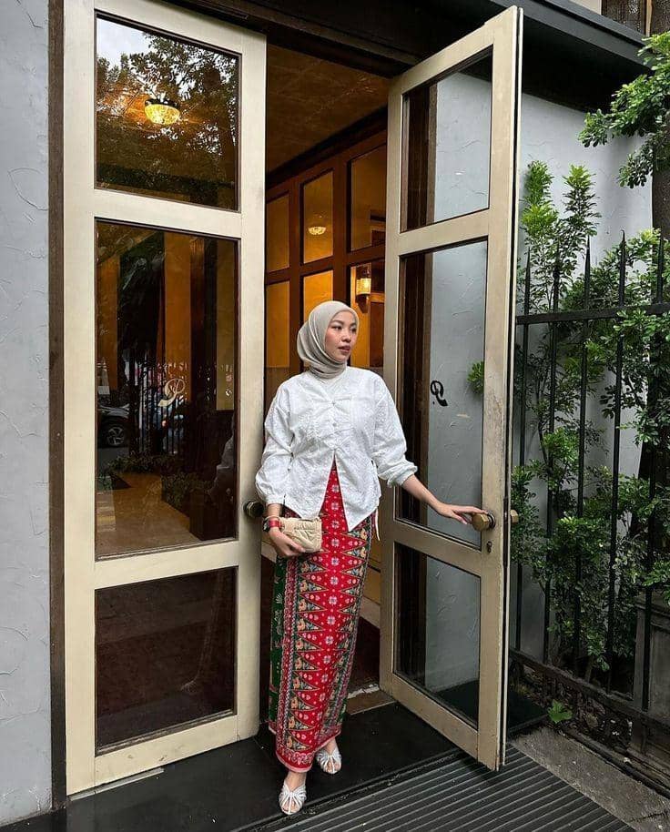 pinterest.com.jpg, 1. Rok span batik dominasi merah dengan baju putih, 2. Rok span batik dominasi hitam dengan baju hitam, 3. Rok span batik biru dengan baju putih, 4. Rok span batik cokelat dengan baju hijau, 5. Rok span batik putih dengan baju merah