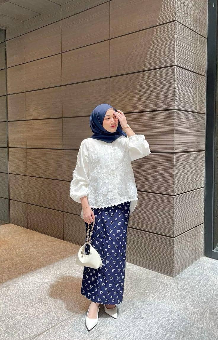 pinterest.com3.jpg, 1. Rok span batik dominasi merah dengan baju putih, 2. Rok span batik dominasi hitam dengan baju hitam, 3. Rok span batik biru dengan baju putih, 4. Rok span batik cokelat dengan baju hijau, 5. Rok span batik putih dengan baju merah