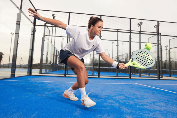 Cover Sepatu Padel - padeladdict.com.png, 1. Pilih sol sepatu yang sesuai dengan jenis lapangan, 2. Pastikan sepatu berbobot ringan, 3. Cek bantalan midsole, 4. Perhatikan support di bagian ankle, 5. Pilih material upper yang breathable