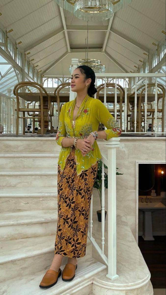 pinterest.com4.jpg, 1. Rok span batik dominasi merah dengan baju putih, 2. Rok span batik dominasi hitam dengan baju hitam, 3. Rok span batik biru dengan baju putih, 4. Rok span batik cokelat dengan baju hijau, 5. Rok span batik putih dengan baju merah