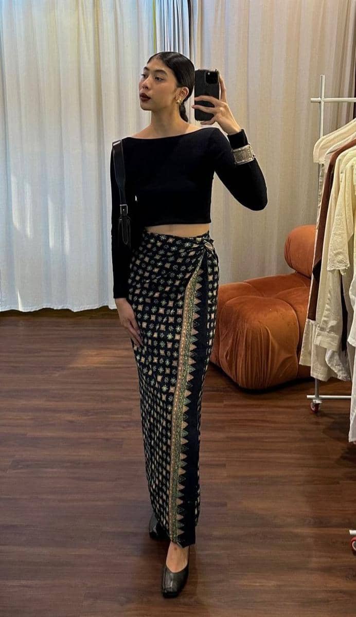 pinterest.com2.jpg, 1. Rok span batik dominasi merah dengan baju putih, 2. Rok span batik dominasi hitam dengan baju hitam, 3. Rok span batik biru dengan baju putih, 4. Rok span batik cokelat dengan baju hijau, 5. Rok span batik putih dengan baju merah